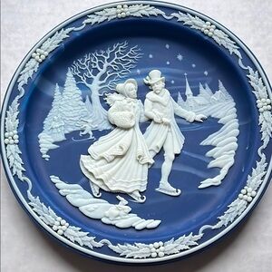 NWOT Incolay cameo Lapis blue plate